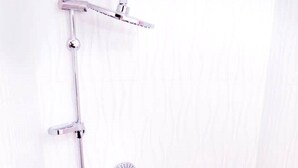 A shower with a handheld showerhead and a handheld scrubber. - Great Studio in amazing location (Jérusalem)