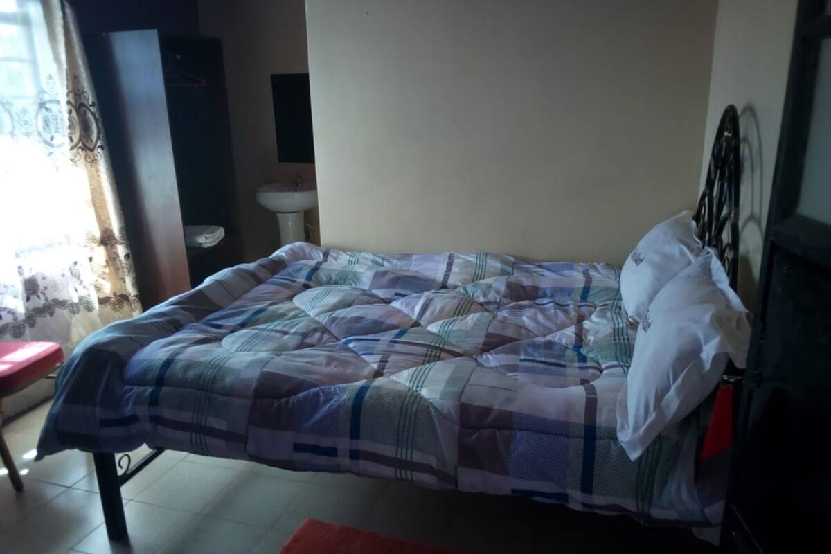 Kamar Double Standar | Meja kerja, Wi-Fi gratis, dan seprai linen