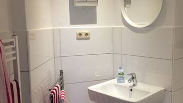 Haartrockner, Handtücher, Toilettenpapier