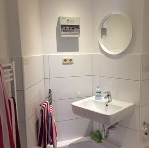 Een haardroger, handdoeken, toiletpapier