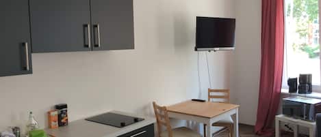 Réfrigérateur, micro-ondes, plaque de cuisson, cafetière/bouilloire