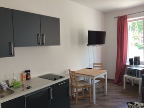 Réfrigérateur, micro-ondes, plaque de cuisson, cafetiÚre/bouilloire