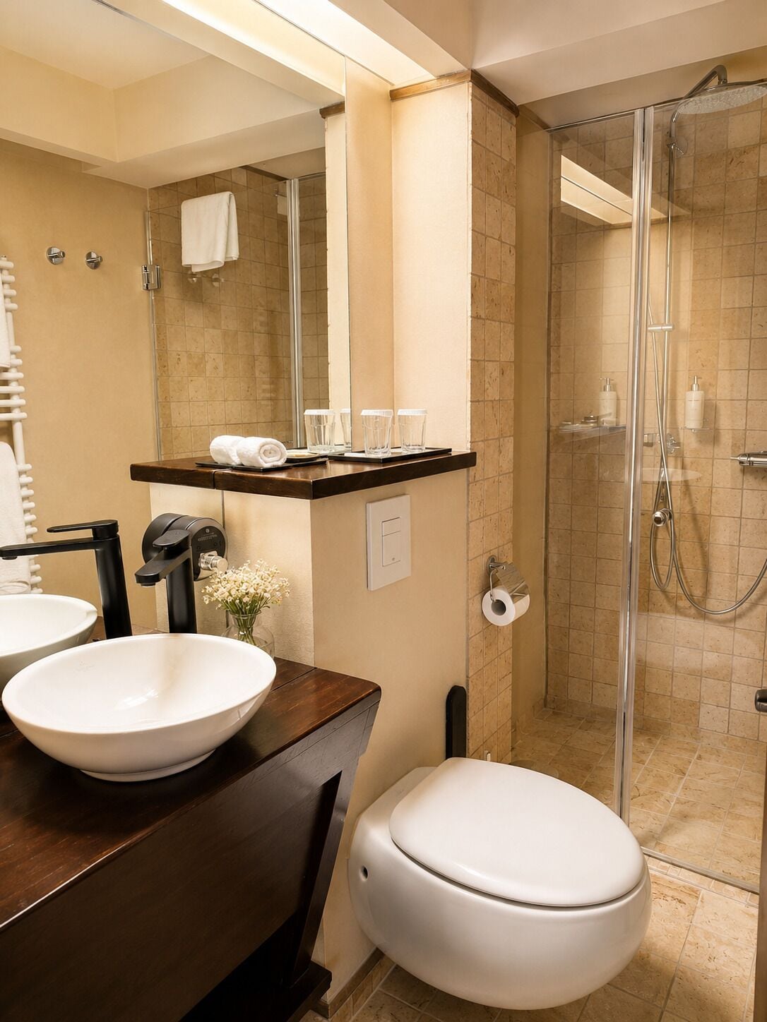 Un baño con lavamanos doble, inodoro, cabina de ducha y espejo.