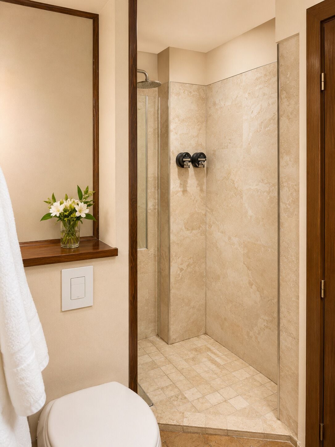 Un baño con ducha, inodoro y espejo.