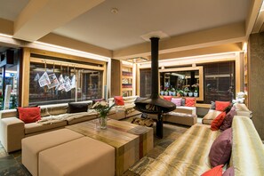 Lobby sitting area - Ioana Hotels (Sinaia)