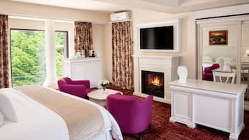 Romantic Room | In-room safe, desk, blackout curtains, soundproofing