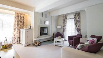 Junior Suite | 1 bedroom, in-room safe, desk, blackout drapes