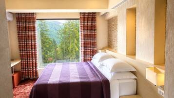 Deluxe Room | In-room safe, desk, blackout drapes, soundproofing