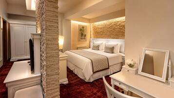 Junior Suite | In-room safe, desk, blackout curtains, soundproofing