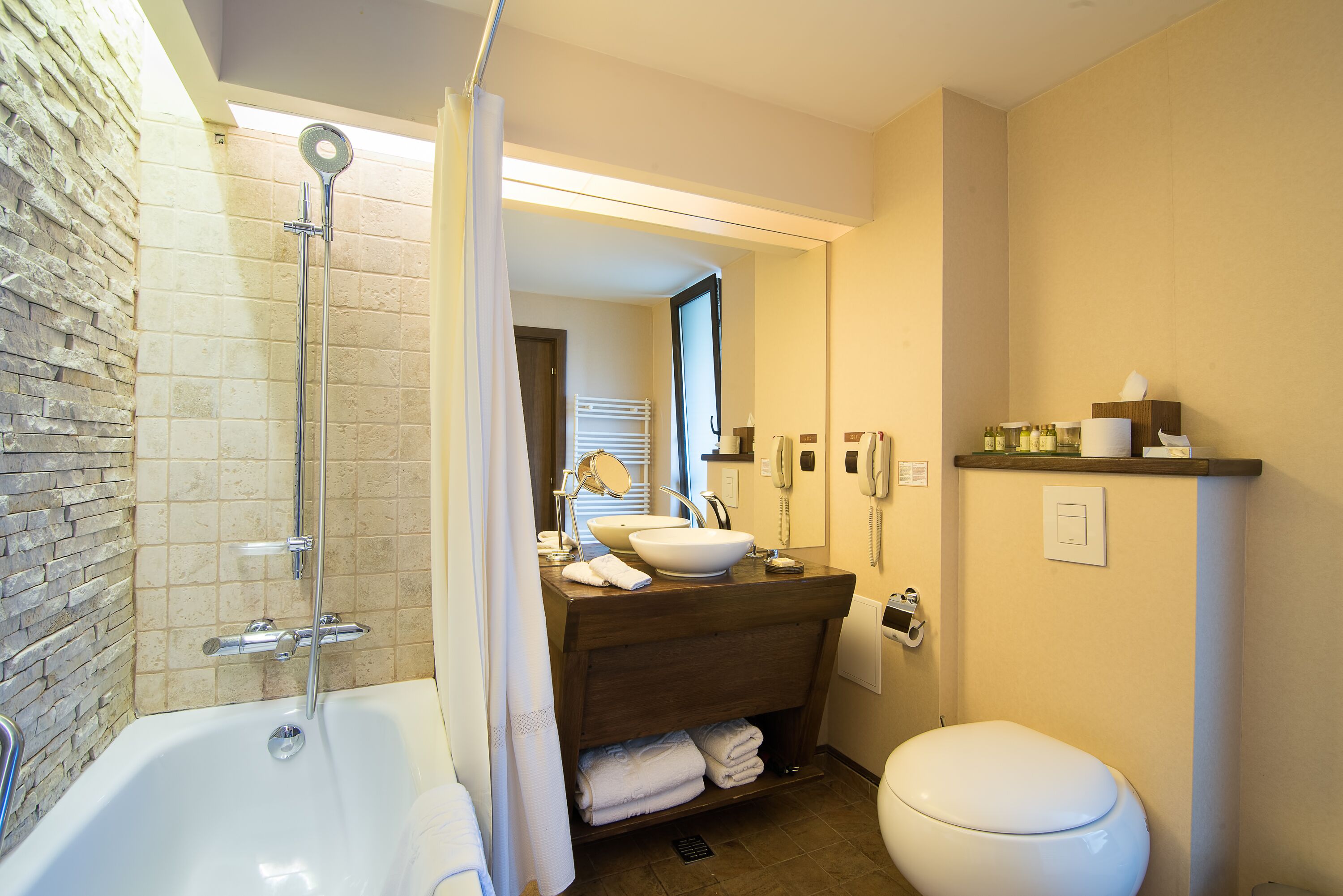 Articles de toilette gratuits, chaussons, serviettes fournies, savon