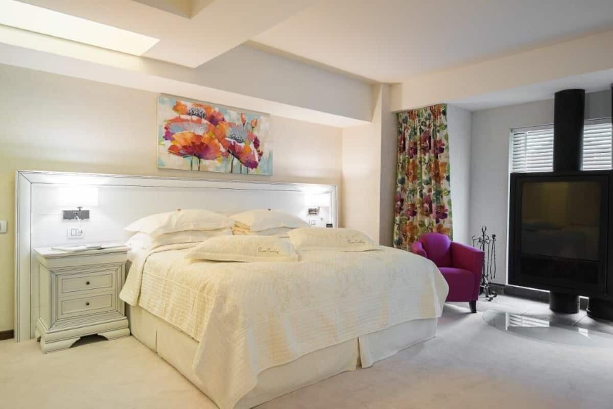 Romantic Room | 1 bedroom, in-room safe, desk, blackout curtains