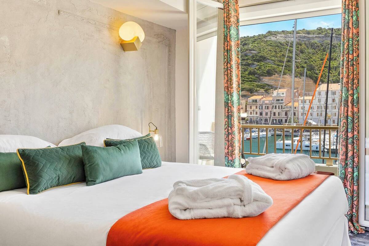 junior suite | 1 bedroom, premium bedding, memory-foam beds, in-room safe