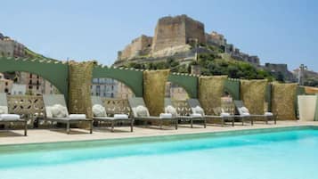 Piscine extérieure (ouverte en saison), parasols de plage