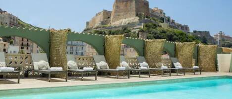 Piscine extérieure (ouverte en saison), parasols de plage