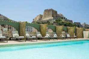 Piscine extérieure (ouverte en saison), parasols de plage