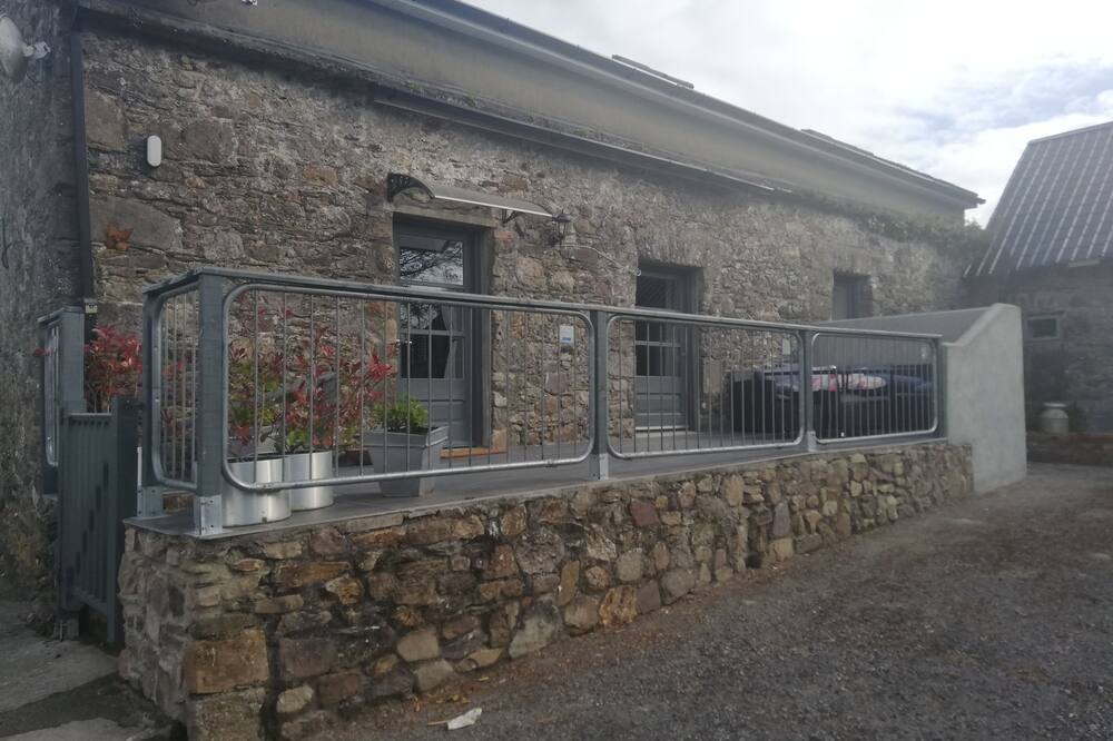 Old stone cottage situated between waterford Cork Dublin n25