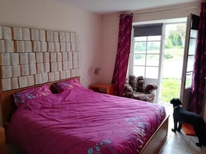 Quadruple Room (La Boutonne) | Laptop workspace, blackout curtains, soundproofing, iron/ironing board