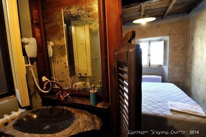 Douche, articles de toilette gratuits, sèche-cheveux, bidet