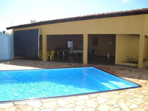 حمام سباحة خارجي