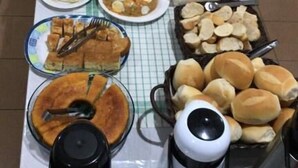 Een buffet met diverse gerechten en drankjes.