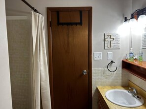 Ensemble baignoire-douche, séchoir à cheveux