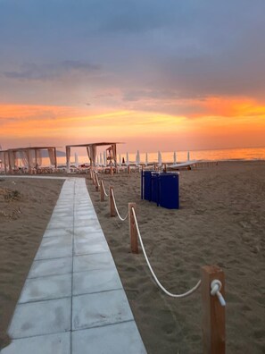 En la playa, camastros y toallas de playa 