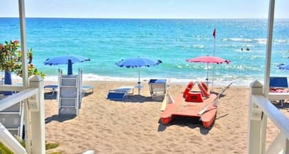 VILLA EN LA MAREA A POCAS DISTANCIAS DE LOS TEMPLOS DE PAESTUM<br>MAR / PLAYA 100 METROS <br>