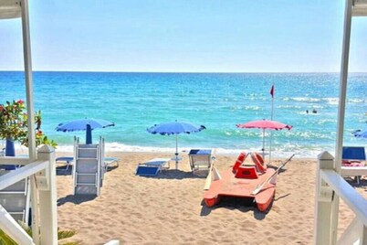 VILLA BY THE SEA A SHORT DISTANCE FROM PAESTUM TEMPLES. PRIVATE POOL IN THE GARDEN.