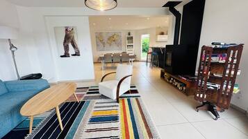 Télévision, lecteur de DVD, table de tennis de table