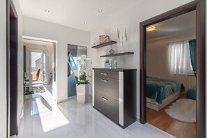 3 bedrooms, in-room safe, desk, soundproofing - Villa San Tonini Deluxe Apartment with private heated pool (Mravince)