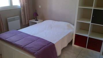 4 chambres, fer et planche Ă repasser, lit parapluie