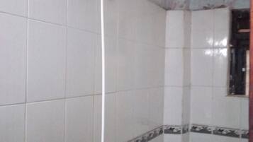 Douche, articles de toilette gratuits, serviettes fournies, savon