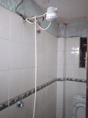 Shower, free toiletries, towels, soap - Sunset View Complex (Mombasa)