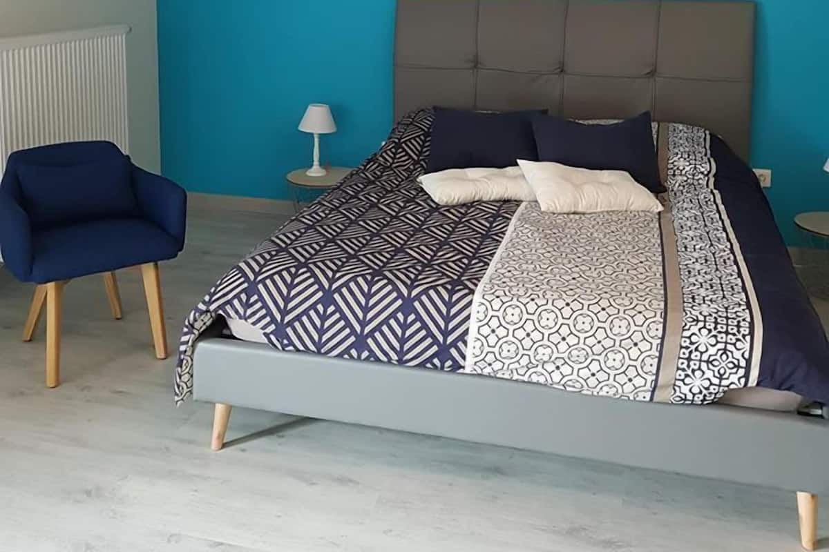 Double Room, Shared Bathroom (Bleue) | Cribs (free), rollaway beds (surcharge), WiFi (free)