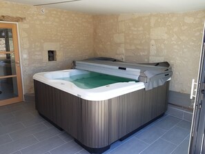Indoor spa tub - Chambres d'Hôtes Chez Onna (Theneuil)