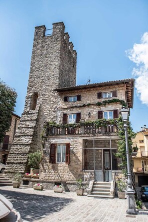 Front of property - La Rosa di Francesco Inn (Valfabbrica)