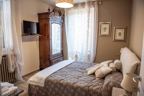 Kahden hengen standard-huone, parveke, kaupunkinäköala | Tallelokero huoneessa, ilmainen Wi-Fi, vuodevaatteet