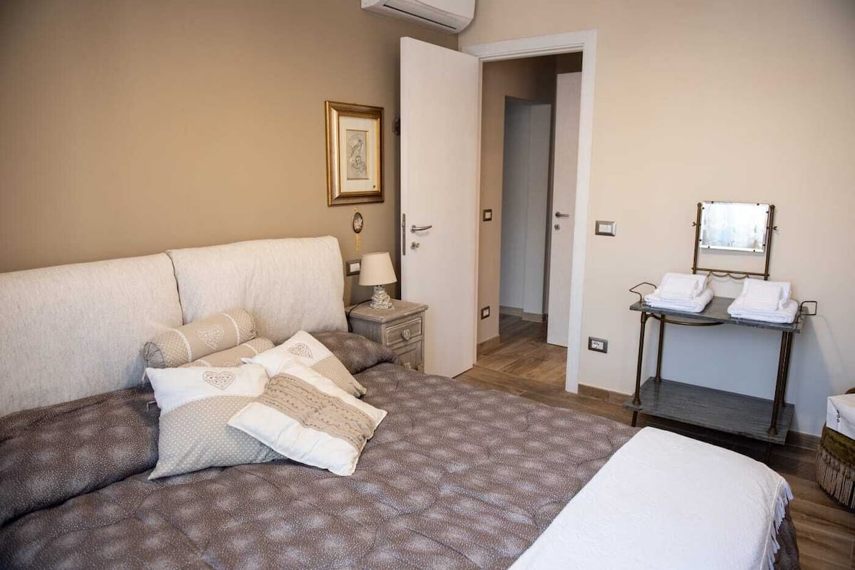 Familiekamer, kamers met tussendeur, uitzicht op de stad | Een kluis op de kamer, gratis wifi, beddengoed