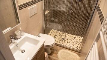 Family Room, Connecting Rooms, City View | Bathroom | Shower, towels, soap, shampoo