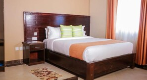 Escritorio, espacio para trabajar con laptop y cortinas blackout