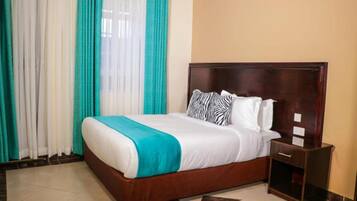 Standard-dobbeltværelse | Skrivebord, arbejdsområde til bærbare computere, mørklægningsgardiner