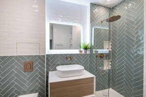 Dusche, Haartrockner, Handtücher