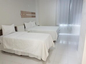 Habitación familiar | Cortinas blackout, insonorización, wifi gratis y ropa de cama 