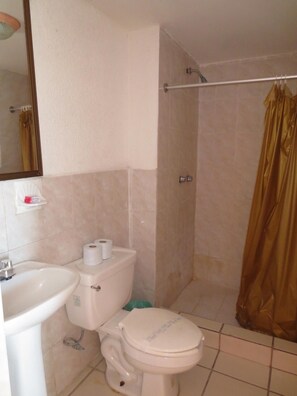 Shower, towels, soap, toilet paper - Hotel Plaza Peñasco (Puerto Peñasco)