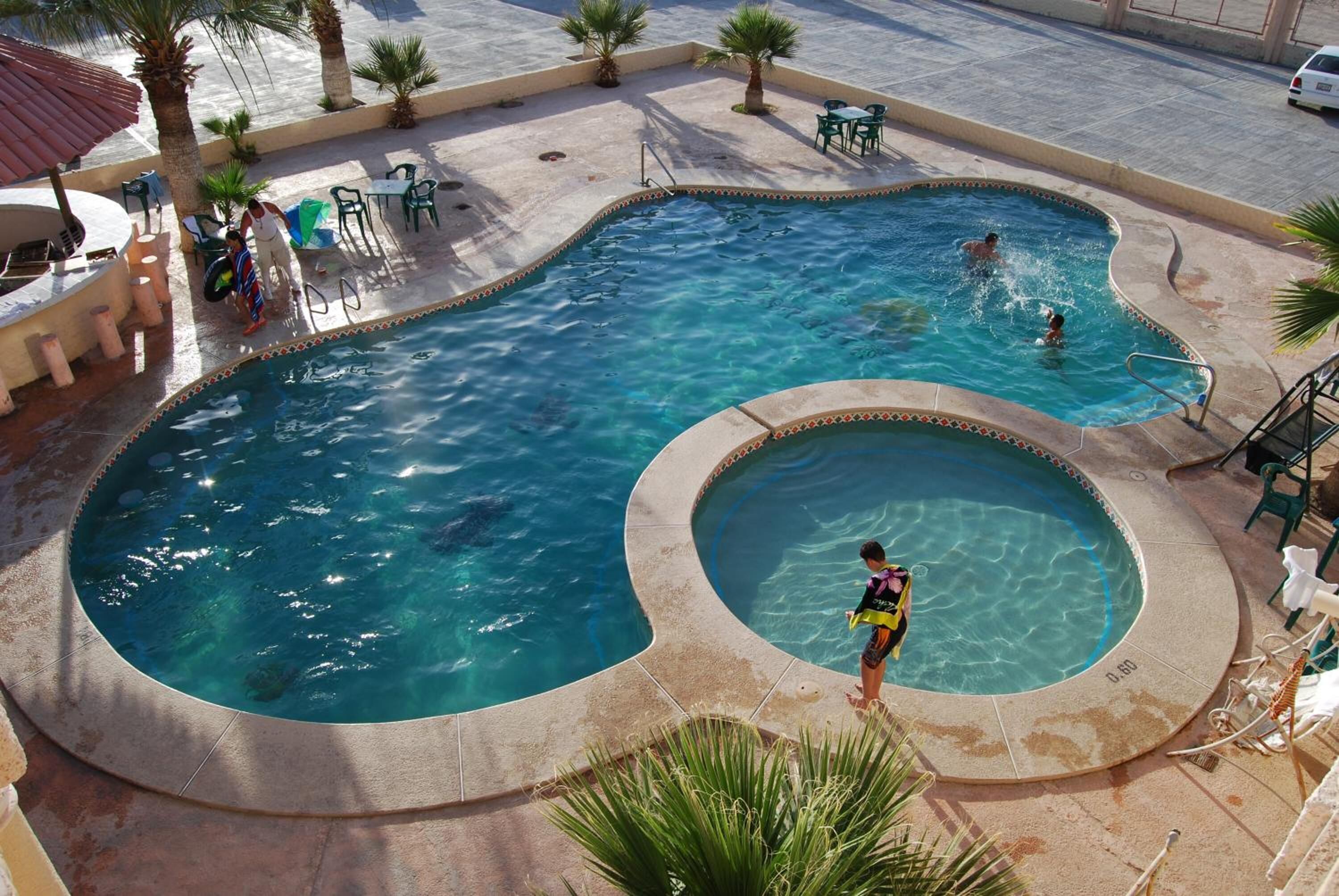 Alberca al aire libre y camas balinesas gratuitas 