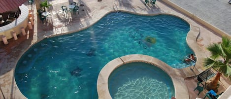 Piscina externa, funciona das 8h às 22h, barracas de cortesia