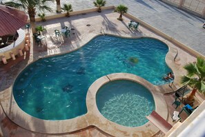 Outdoor pool, open 8:00 AM to 10:00 PM, free pool cabanas - Hotel Plaza Peñasco (Puerto Peñasco)