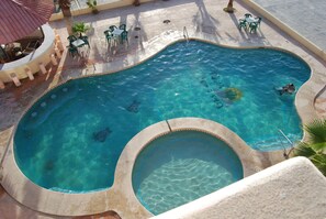 Outdoor pool, open 8:00 AM to 10:00 PM, free pool cabanas - Hotel Plaza Peñasco (Puerto Peñasco)