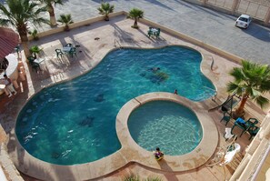 Outdoor pool, open 8:00 AM to 10:00 PM, free pool cabanas - Hotel Plaza Peñasco (Puerto Peñasco)