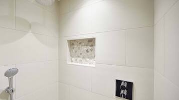 Maison (2 Bedrooms) | Douche de la salle de bain